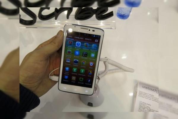 MWC 2013: Alcatel One Touch Scribe Easy hands on preview - phablet de buget cu Jelly Bean (Video)