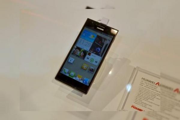 MWC 2013: Huawei Ascend P2 hands on preview În Barcelona (Video)