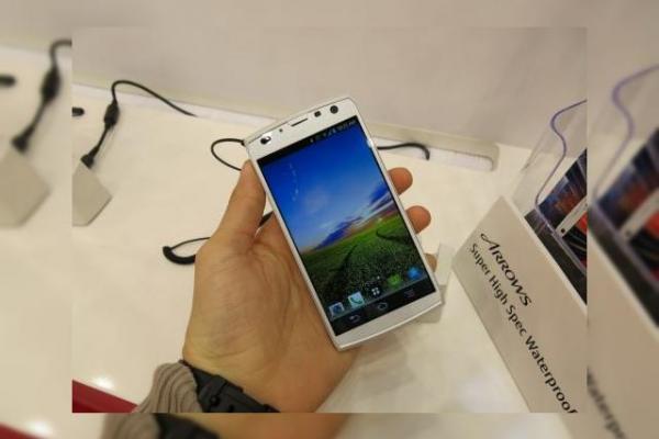 MWC 2013: Fujitsu Arrows X F-02E, smartphone-ul din duș cu senzor pentru amprente (Video)