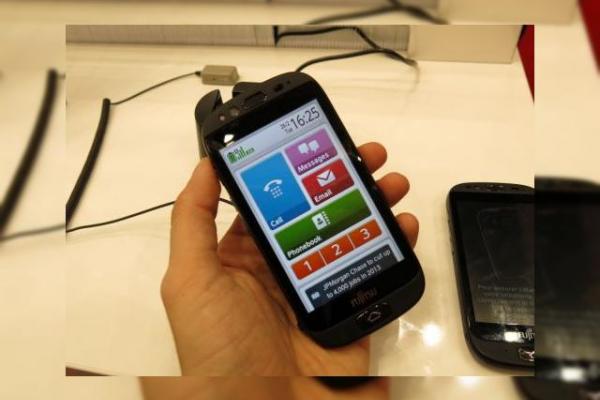 MWC 2013: Fujitsu Stylistic S01, un smartphone pentru cei În vârstă; Iată cum face baie telefonul! (Video)