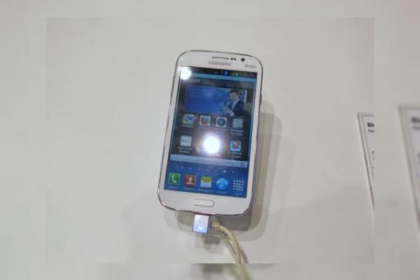 MWC 2013: Samsung Galaxy Grand hands on preview la MWC: un gigant cu dotări midrange (Video)