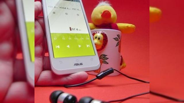 <b>Review ASUS PadFone 2: hibridul ideal, evoluție majoră a primului PadFone (Video)</b>ASUS PadFone este un nume care nu lăsa vreun dubiu cu privire la identitatea sa, fiind un hibrid dintre tableta și telefon, combo de device-uri pe care vi l-am prezentat nu în unul, ci două review-uri. Acum am testat și urmașul sau, ASUS PadFone 2,...