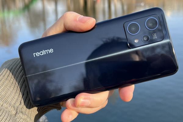 realme 9 PRO+: Design cameleonic, sobru în versiunea noastră, cu arc de lumină rebel