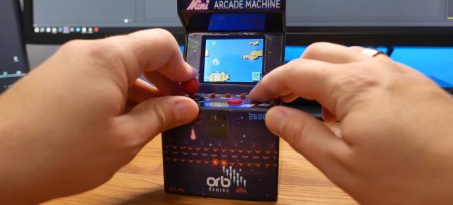 E LUNI e AMAZON: Azi vă recomandăm Thumbs Up, o mini-consolă Arcade cu 240 de jocuri 8-Bit, pentru nostalgici