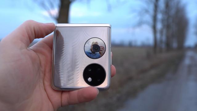<b>Huawei P50 Pocket: Camera prinsă între high midrange şi flagship, cu nuanţele lui P50 Pro </b>Şi iată-ne ajunşi şi la camere, poate cel mai important aspect al acestui telefon. Dacă la alte dotări se mai bate de la egal cu alte pliabile, la camere pare a plusa semnificativ. Începem cu o cameră selfie de 10.7 MP decupata într-un orificiu în ecran