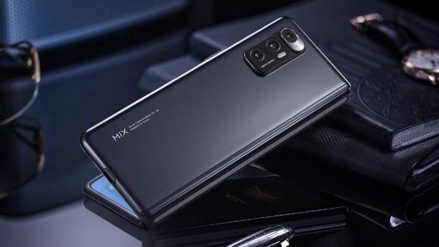 <b>Xiaomi MIX Fold 2 ar putea debuta în al doilea trimestru din acest an; Iată ce ne rezervă următorul smartphone pliabil al companiei</b>Xiaomi a intrat destul de târziu pe piața smartphone-urilor pliabile, lansând un prim astfel de model anul trecut. Xiaomi MIX Fold a ajuns doar în China însă, nefiind disponibil la nivel global. Detalii despre succesorul acestui smartphone apăreau încă