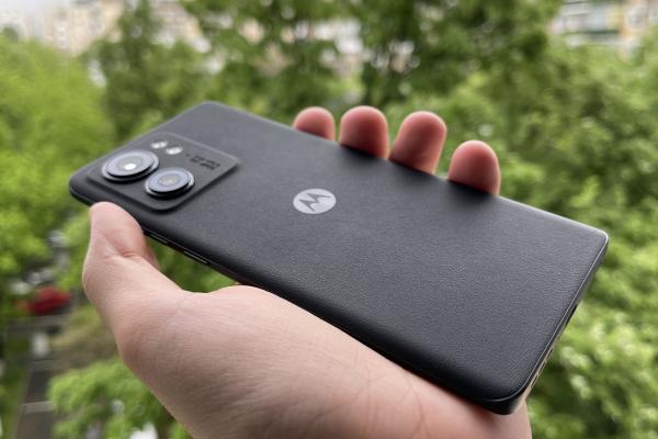 Motorola Edge 40: Design la fel de arătos ca pe modelul Pro, cu spate soft-touch, certificare IP68