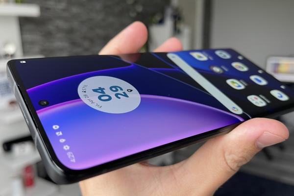 Motorola Edge 40: Un panou superb, 144Hz, curbat și cu luminozitate peste așteptări