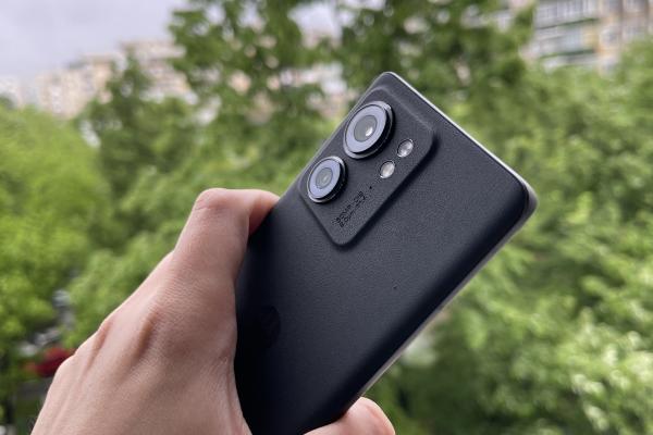 Motorola Edge 40: Cameră foto duală, simplificată față de predecesor, care livrează detalii și per total o experiență echilibrată