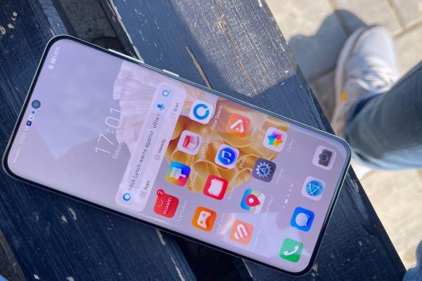 Huawei P60 Pro: Display curbat la colţuri, perfect dimensionat