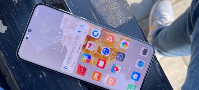 Huawei P60 Pro: Display curbat la colţuri, perfect dimensionat