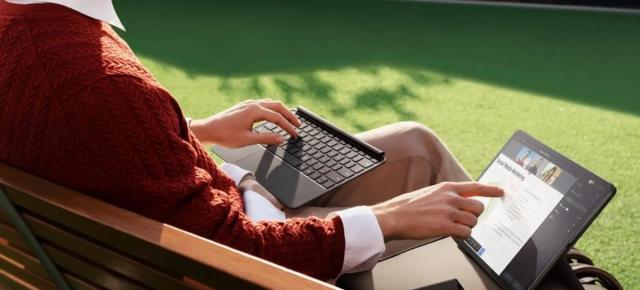 Huawei anunță tableta MateBook E (2023): Vine cu display OLED de 12.6 inch, 120Hz, rulează Windows 11 și are kickstand
