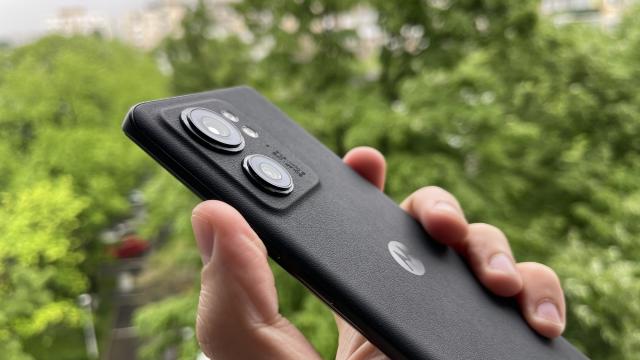 <b>Preț și disponibilitate Motorola Edge 40 în România</b>Începând de astăzi îl găsești la vânzare local și pe Motorola Edge 40, un smartphone de nivel mid-range care surprinde prin aspectul premium dat de ecranul curbat, corpul compact și spatele soft-touch acoperit cu piele ecologică. Dacă ești curios 