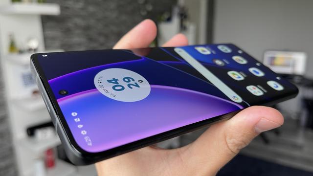 <b>Motorola Edge 40: Un panou superb, 144Hz, curbat și cu luminozitate peste așteptări</b>Am ajuns și la capitolul display în cazul lui Motorola Edge 40, un smartphone de nivel mid-range care reușește să impresioneze prin panoul adoptat. Este un P-OLED de 6.55 inch ce livrează rezoluție Full HD, are rată de refresh uriașă de 144Hz 