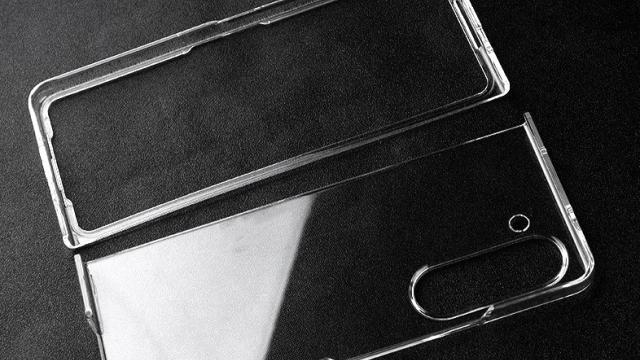 <b>Fără schimbări majore la capitolul design pentru pliabilul Samsung Galaxy Z Fold5; Vedem o husă fotografiată</b>Finalul lunii iulie ne va aduce printre altele și evenimentul Samsung Unpacked 2023, cel asociat lansării de noi pliabile, tablete și smartwatch-uri. Noi suntem cu ochii în special pe telefoanele pliabile, pe listă fiind și Galaxy Z Fold5 