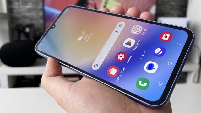 <b>Samsung Galaxy A34 5G: OS, UI, aplicații cu Android 13, One UI 5.1 + actualizări până în anul 2028</b>Chiar dacă vorbim despre un smartphone midrange accesibil, Samsung oferă pentru Galaxy A34 5G nu mai puțin de 5 ani de actualizări de securitate. Software nou primim timp de 4 ani, ceea ce înseamnă că acest telefon va primi Android 17 undeva spre finalul