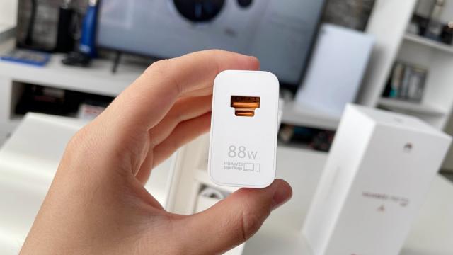 <b>Huawei P60 Pro: Autonomia bateriei se încadrează în media flagship-urile din 2023</b>Huawei P60 Pro se prezintă cu o baterie de 4815 mAh, salt clar de la cea de 4360 mAh de pe Huawei P50 Pro şi de la cea de 4200 mAh de pe P40 Pro. Se încarcă la 88W pe fir, 50W wireless şi are şi încărcare wireless inversă. În plus primim şi încărcător