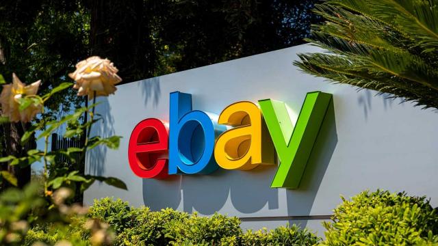 <b>eBay intră în România printr-un parteneriat cu Poșta Română</b>Dacă Amazon tot întârzie să intre oficial în România, ei bine iată că o face eBay între timp. Vine pe plan local prin intermediul unui partener surpriză, Poşta Română. Detalii despre acest debut aveţi mai jos
