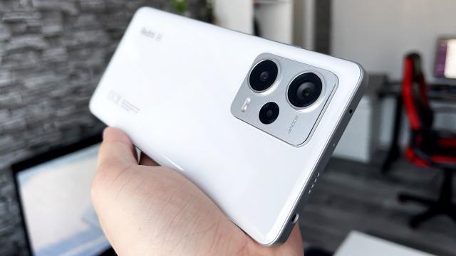 <b>Turul Magazinelor #1272: Telefoane Redmi cu sute de lei mai ieftine, laptop HP la preţ corect, ceas Amazfit la ofertă</b>În această zi ploioasă de miercuri ne gândim la stat în casă şi numărat bani, bani cheltuiţi pe produsele aflate la reducere acum la retailerii de la noi. Azi e despre telefoane, ceasuri, laptopuri şi monitoare, adunate în Turul Magazinelor