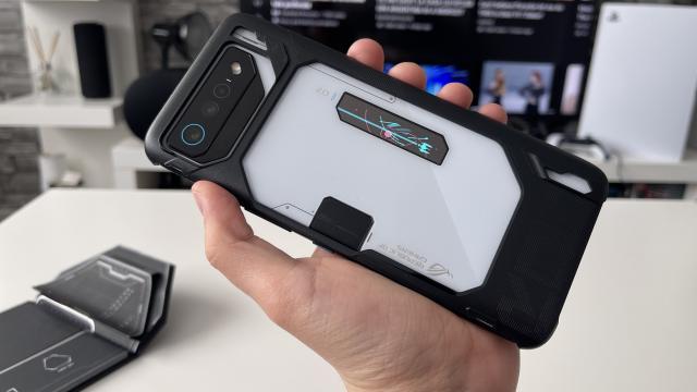 <b>Preț și disponibilitate ASUS ROG Phone 7 Ultimate în România</b>Printre cele mai noi smartphone-uri de gaming de la început de an 2023 îl avem și pe ASUS ROG Phone 7 Ultimate, terminal care iată ajunge acum disponibil la vânzare și în România. A primit rapid recenzia noastră text și video în care