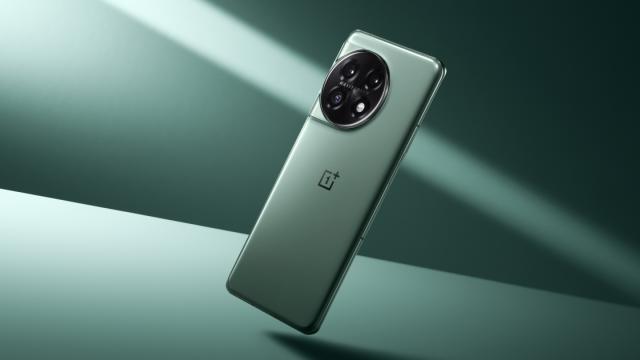 <b>OxygenOS 13.1 ajunge pe flagship-ul OnePlus 11, la pachet cu optimizări și câteva funcții noi</b>Finalul de lună mai vine la pachet cu noutăți din partea celor de la OnePlus pentru publicul global, iar așa cum spune și titlul postării de față, flagship-ul OnePlus 11 tocmai ce a primit actualizarea la OxygenOS 13.1. Numele indică modificări 