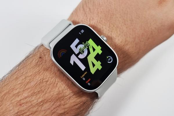 Am testat Redmi Watch 4: Primul smartwatch cu HyperOS preinstalat e accesibil, are buton crown pentru control și autonomie generoasă