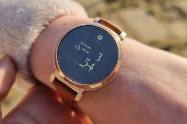 Prezentare Garmin LILY 2 Classic: Unul dintre cele mai elegante smartwatch-uri pentru femei, cu design regândit, NFC pentru plăți și suport pentru conectarea senzorilor externi