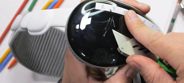 Plastic pentru 3500 de dolari? Ochelarii Apple Vision Pro sunt puși la încercare și disecați de către JerryRigEverything (Video)