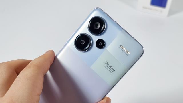 <b>Redmi Note 13 Pro+ 5G: Cameră cu OIS de 200 MP și AI pentru capturi „iconice”; Depășim competiția?</b>Încă de anul trecut au început să apară pe piață smartphone-uri high-midrange cu senzori de 200 MP. Predecesorul lui Redmi Note 13 Pro+ 5G are un astfel de senzor și era evident că producătorul va aduce unul similar și pe acest model. E vorba despre