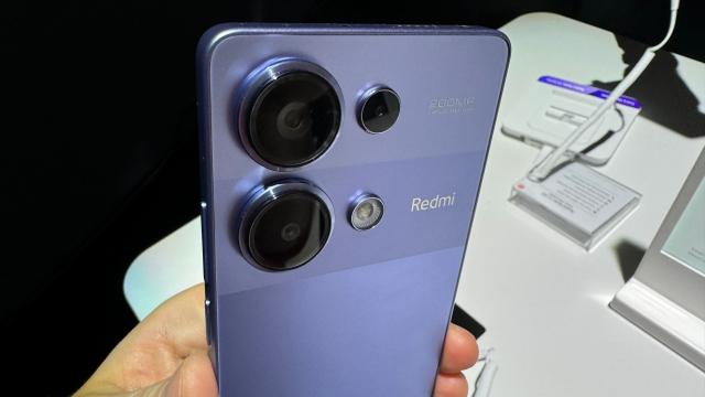 <b>Redmi Note 13 Pro 4G Hands on: spate de Jean Paul Gaultier şi ceva în plus... (Video)</b>Dacă mă întreabă cineva care e cel mai frumos dintre cele 3 modele Redmi Note 13 Pro, o să răspund că e Redmi Note 13 Pro 4G. De ce? Pentru ca dungile din zona camerei amintesc de cele ale superbelor sticle de parfum Jean Paul 