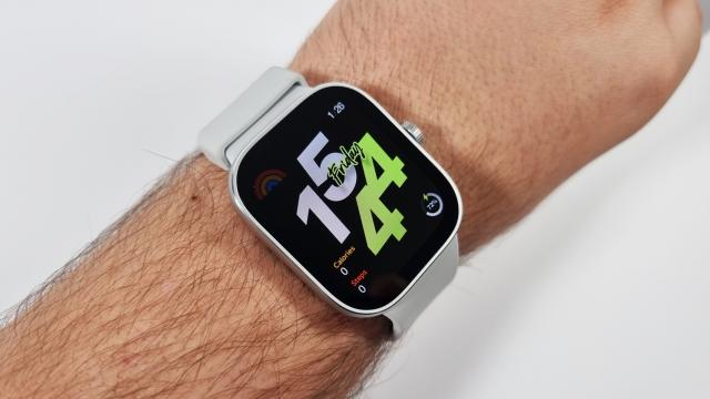 <b>Am testat Redmi Watch 4: Primul smartwatch cu HyperOS preinstalat e accesibil, are buton crown pentru control și autonomie generoasă</b>Iată că a sosit pe masa mea de teste și un smartwatch Redmi. E vorba chiar despre un model ce se vrea a fi „premium”, aducând un corp fabricat din aluminiu bine finisat + un buton crown folosit pentru control. Redmi Watch 4 propune multe la bani puțini