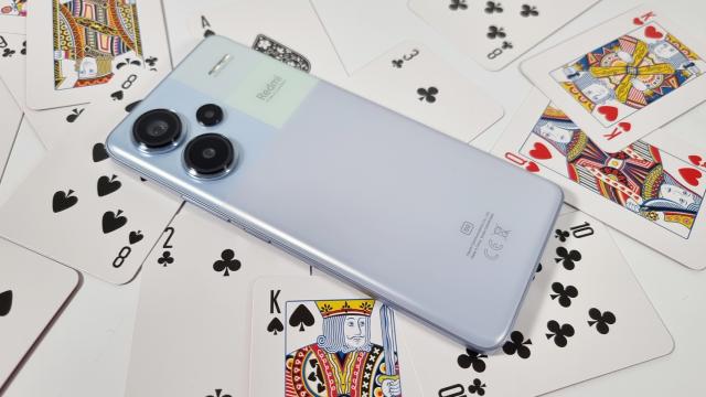 <b>Redmi Note 13 Pro+ 5G: Benchmark-uri de smartphone midrange modern, potent la gaming, fără supraîncălzire</b>Redmi a ales un procesor potent pentru Note 13 Pro+ 5G, MediaTek Dimensity 7200 Ultra. Vorbim despre un cipset de 4nm octa-core, cu două nuclee Cortex A-715 pentru performanță și 6 nuclee Cortex-A510 care se ocupă de eficiența energetică