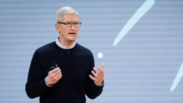 <b>Panicată de Galaxy AI: Apple pregăteşte AI generativ pentru iPhone 16</b>Apple simte că a pierdut trenul AI, mai ales după ce Google Pixel 8 Pro şi Samsung Galaxy S24 Ultra au mizat mult pe inteligența artificială, aşa că vrea să recupereze la toamnă. Tim Cook a declarat într-o întâlnire cu investitorii că "va vorbi despre AI 