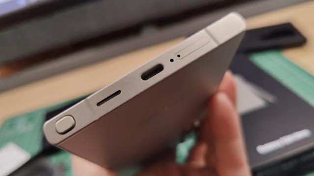 <b>Samsung Galaxy S24 Ultra: Conectivitate cu un ochi spre viitor</b>La conectivitate avem de-a face cu un port USB-C 3.2 jos, cu 5G şi Wi-Fi 7. Exista şi suport Wi-Fi 6e până ce o să găsim suficiente routere Wi-Fi 7. Plus Bluetooth 5.3, iar pentru poziţionare globală exista suport GPS, Glonass, Galileo, BDS, QZSS