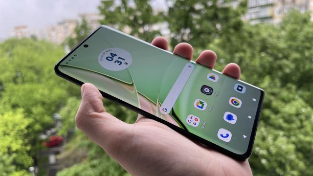 <b>Turul Magazinelor #1382: Cel mai ieftin iPhone 12 şi Moto Edge 40, băuturi de Valentine's Day 2024</b>Cu temperaturi de 20 de grade afară, gărgăriţe şi în unele locuri chiar ghiocei, avem clar o primăvară prematură. Vine sărbătoarea îndrăgostiţilor în câteva zile şi au început să apară tot soiul de oferte la producătorii şi retailerii de la noi