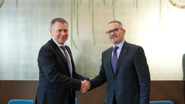 <b>Banca Transilvania anunță achiziția a 100% din acțiunile OTP Bank România, tranzacție care marchează astfel ieșirea OTP de pe piața românească</b>Finalul de săptămână vine și cu vești neașteptate de pe plan local, iar așa cum indică și titlul postării de față, Banca Transilvania tocmai ce a anunțat achiziția OTP Bank România în cadrul unei tranzacții în valoare de 347,5 milioane 
