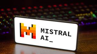 Samsung investește în Mistral AI și vrea să folosească inteligența artificială pentru a produce cipuri mai eficient