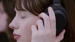 Sony reinventează căștile WH-1000XM4 din 2020, printr-un model actualizat numit XM4C; Debutează și WH-CH730N