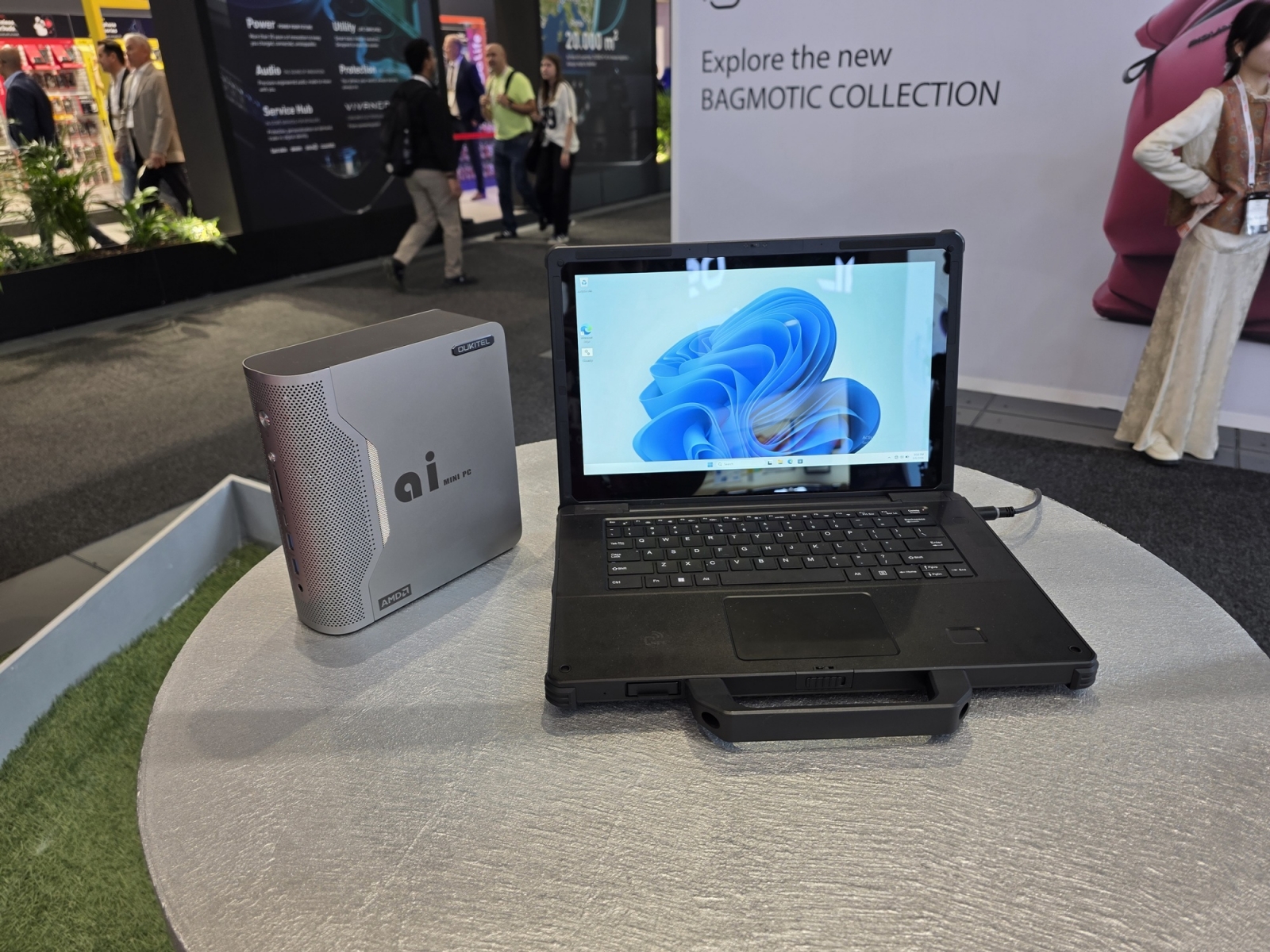Oukitel RG14-P își încarcă bateria de la soare; Am văzut laptopul rugged de 3,7 kg la IFA 2026
