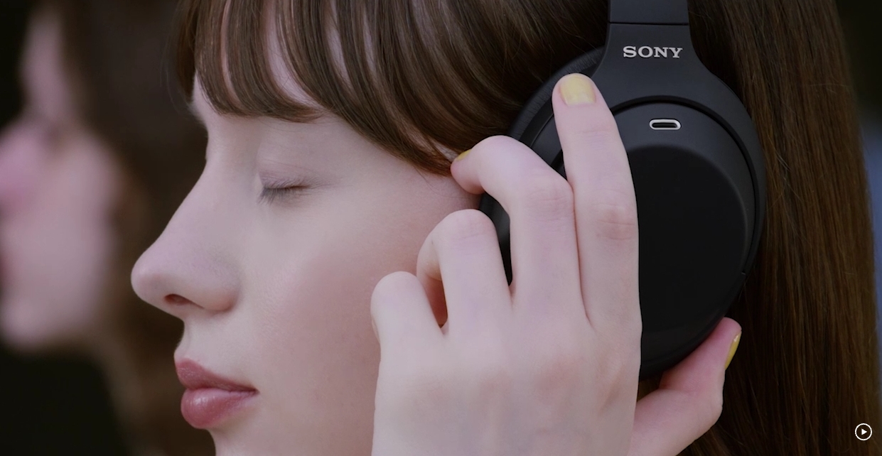 Sony reinventează căștile WH-1000XM4 din 2020, printr-un model actualizat numit XM4C; Debutează și WH-CH730N