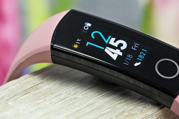 Brățara fitness Honor Band 4 costă acum doar 140 lei în oferta Cafago! Aduce certificare 5ATM