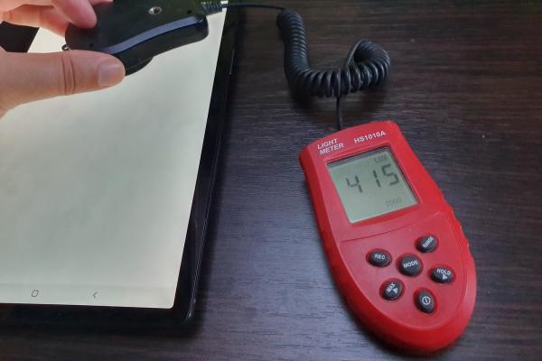 Luminozitate display Samsung Galaxy Tab S5e și ecran văzut la microscop