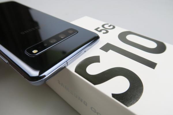 Samsung Galaxy S10 5G Unboxing: primul telefon 5G scos din cutie la Mobilissimo.ro e o figură familiară, dar mai mare