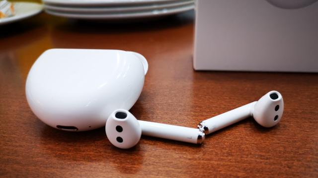<b>Huawei FreeBuds 3 hands-on review: rival pentru AirPods, cu anulare de zgomot şi cutiuţă de transport rotunjită (Video)</b>Săptămâna trecută am avut ocazia să pun mâna pentru prima oară pe Huawei Mate 30 Pro, în cadrul unui eveniment local, dar am remarcat şi un alt produs nou şi interesant. E vorba despre Huawei FreeBuds 3, o pereche de căşti in ear wireless de la Huawei..