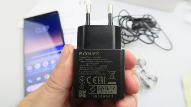 <b>Sony Xperia 5: Baterie mult mai solidă decât pare, optimizarea e cheia</b>Sony Xperia 1 a avut o baterie mai bună decât indicau miliamperii de pe hârtie. Xperia 5 merge pe aceeaşi linie şi coboară de la 3330 mAh la 3140 mAh. Cu toate acestea ştim că Sony se descurcă bine cu optimizarea. Avem parte de o baterie Li-Ion aici..