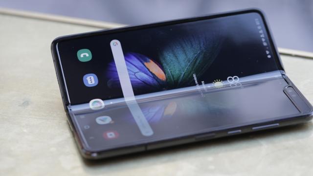 <b>Samsung W20 5G primește certificarea TENAA; Este doar un Galaxy Fold rebranduit pentru China</b>Cu aproximativ o săptămână în urmă descopeream cu mare interes un teaser al celor de la Samsung pentru un viitor terminal pliabil ce urmează a fi lansat pe piața din China. Din informațiile sosite în acea perioadă și privind