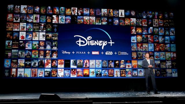<b>Disney+ lansat oficial serviciu de streaming, disponibil pe iOS, Android, Chromecast; Include filmele Star Wars, Disney, Marvel</b>Ziua de 12 noiembrie ne-a adus încă un mare serviciu pe piaţa de streaming, Disney+. Costă 6.99 dolari pe lună şi include toate titlurile Star Wars, dar şi filme Pixar, producţii Marvel şi multe altele. Aşa cum era de aşteptat, are şi aplicaţie dedicată..