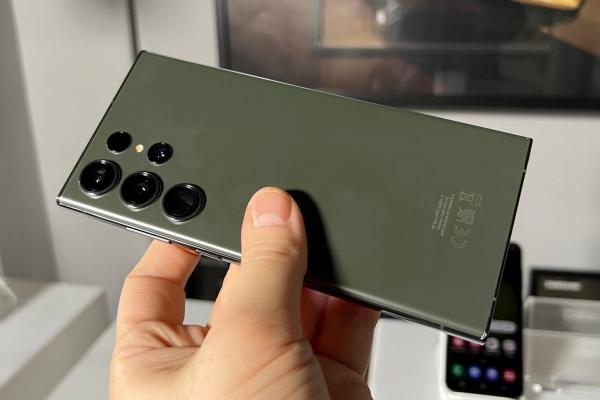 Samsung Galaxy S23 Ultra Hands-on și impresii: mai pătrăţos, cu selfie-uri mai bune, procesor exclusiv Snapdragon