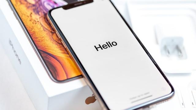 <b>iPhone-urile recondiționate sunt acum vândute direct de către Apple pe site-ul oficial în Europa; Cât costă față de un model nou?</b>În ultimii ani publicul a devenit mai deschis în a achiziționa produse resigilate sau recondiționate, iar motivul nu este greu de ghicit - prețul mai mic. În această horă intră de acum și Apple care decide să vândă iPhone-uri recondiționate 