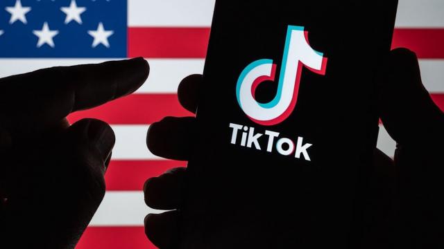 <b>TikTok a început să fie interzis în Universităţile din State</b>După ce aplicaţia de socializare pe bază de video-uri TikTok a fost interzisă la nivel guvernamental în SUA, acum o nouă etapă de interdicţie a început. Sunt deja câteva Universităţi în State care au interzis accesul la TikTok

